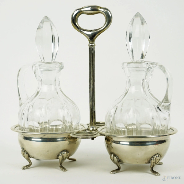 Olio e aceto in argento con flaconi in vetro controtagliato, cm h 20x20x10, peso gr. 305, (un tappo presenta lieve sbeccatura)