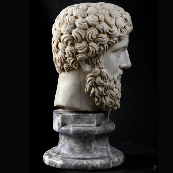 Busto in marmo raffigurante Marco Aurelio, XIX-XX secolo, altezza complessiva cm 45,5