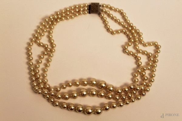 Collana di perle con chiusura in argento.