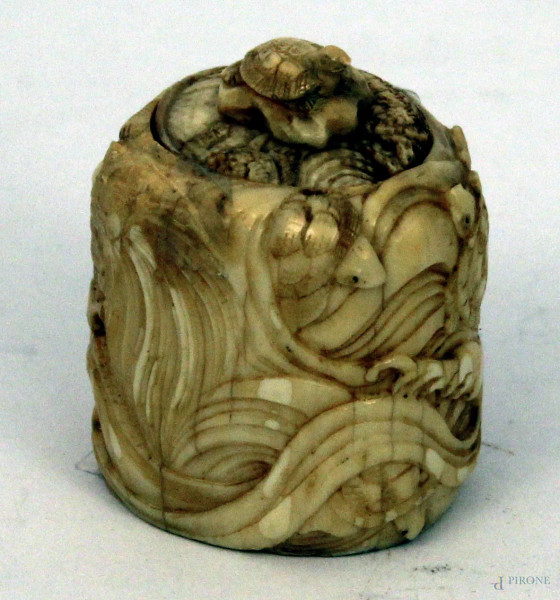 Cofanetto cilindrico dell'800 in avorio intagliato a soggetto di tartarughe e drago, h. cm 5,5.