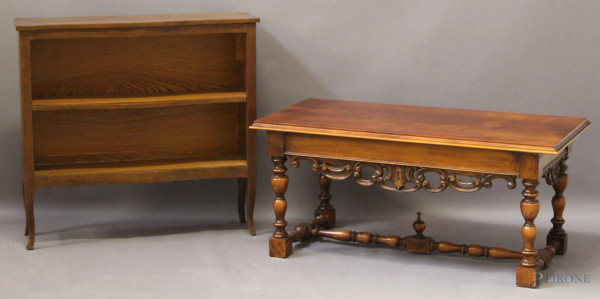Lotto di un tavolino da salotto ed una libreria a giorno in legno (libreria h. 80x84x23 cm), (tavolino lung. 105 cm)