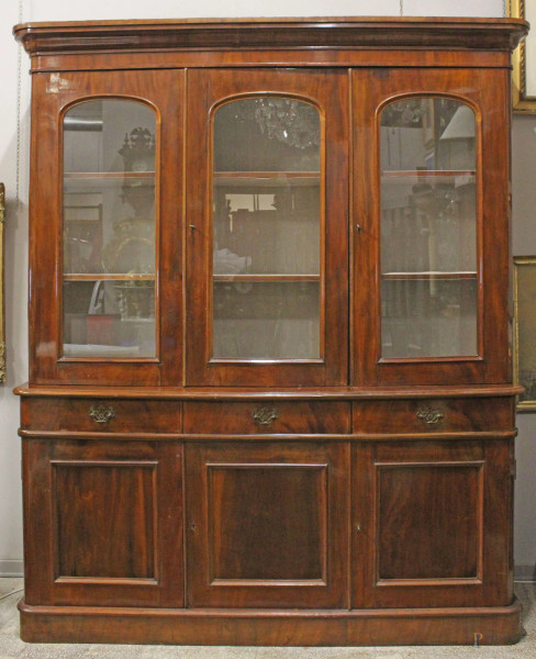 Libreria in mogano del XIX secolo, a doppio corpo, parte superiore con tre ante a vetri, parte inferiore a tre cassetti e tre ante pannellate, cm h 220x180x52