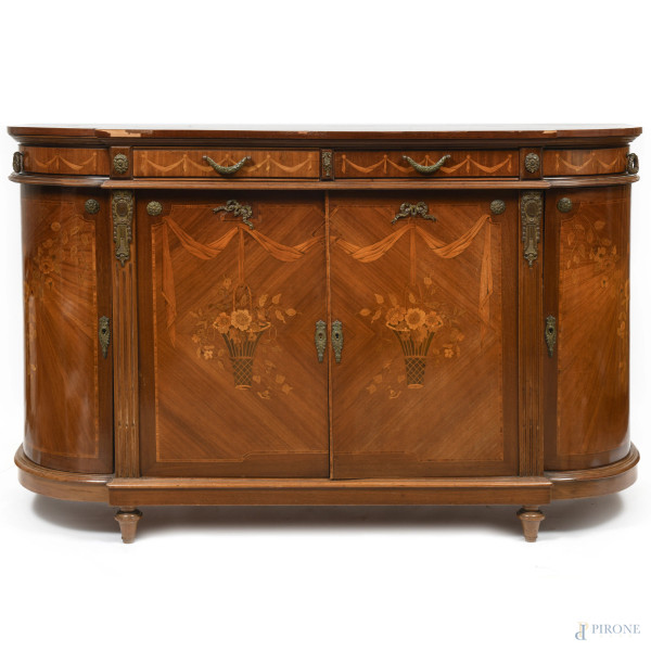 Credenza francese in legno intarsiato in varie essenze con fronte a nastri e motivi floreali. Fronte a due sportelli sormontati da coppia di cassetti con inserti in bronzo. Fianchi convessi con cassetti superiori apribili a sportello e ante inferiori. XIX secolo, cm 106x169,5x56