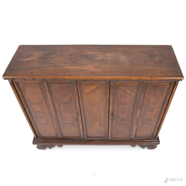 Credenza in noce a due sportelli in noce con modanature e intarsi al fronte, XVIII-XIX secolo, cm...