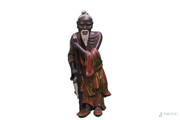 Saggio, scultura in ceramica smaltata su base in legno, (difetti), Cina XX sec, h. 50 cm.