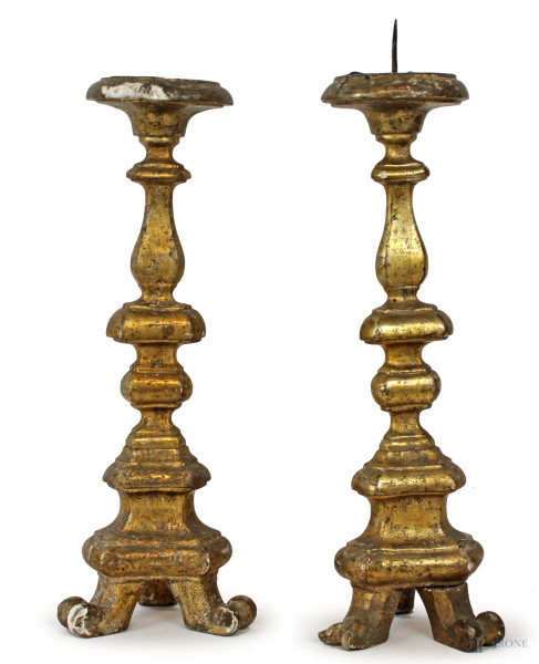 Coppia di portaceri in legno intagliato e dorato, XIX secolo, cm h 43, (difetti).