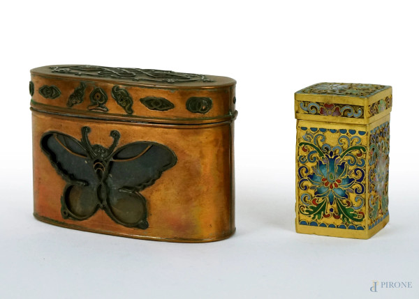 Lotto composto da una scatolina cloisonnè ed una scatola Liberty in rame con decoro raffigurante farfalla, misure max cm 65x9,5x3,5