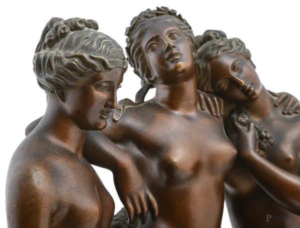 Le tre Grazie, XX secolo, gruppo scultoreo in bronzo, iscritto alla base, cm 39x25x11,5, (lievi s...