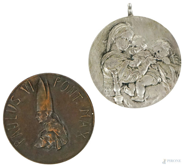 Lotto di due medaglie in bronzo e metallo argentato raffiguranti Paolo VI e Pio X, diam. max cm 4,5. 