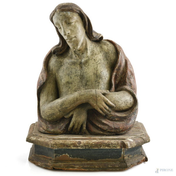 Ecce homo, XVII-XVIII secolo, scultura in legno policromo, altezza cm 54, (segni di usura, scalfiture, fessurazioni, fori di tarlo, rotture, restauri, difetti)