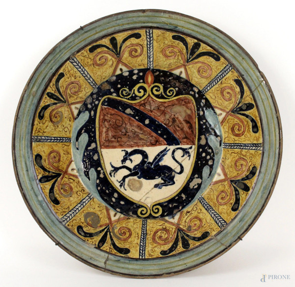 Antico piatto in maiolica policroma, nel cavetto stemma araldico, diametro cm 32,5, (restauri)