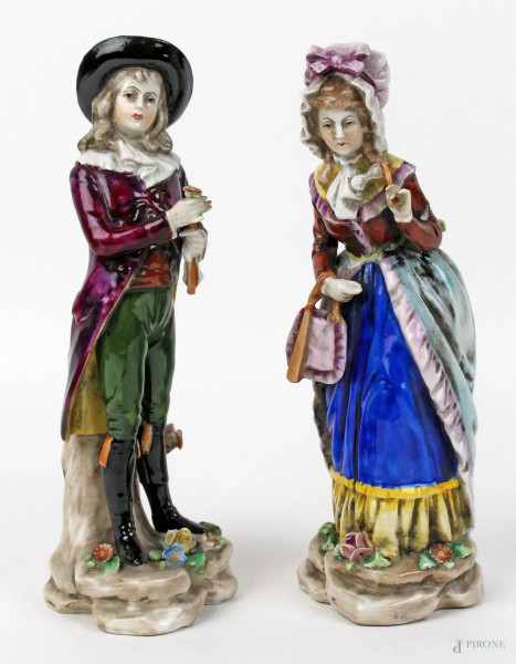 Lui e Lei, coppia di sculture in porcellana policroma, altezza cm. 17,5, Capodimonte, XX secolo, (lievi difetti).