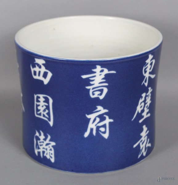 Porta pennelli in porcellana blu con ideogrammi, altezza cm 16, diametro cm 20.