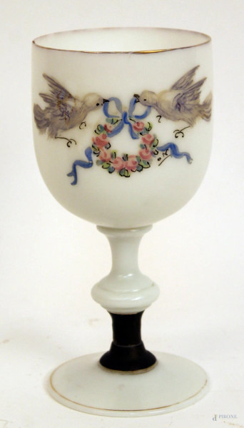Bicchiere in opalina a decoro di fiori e volatili, Francia, XX sec., H  17 cm,
