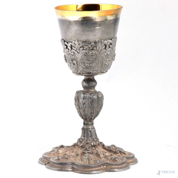 Calice in argento finemente cesellato con interno vermeil, altezza cm 22, peso lordo complessivo gr 567, (segni di usura)