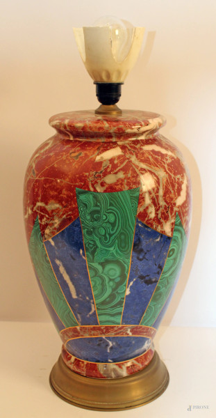 Coppia di lampade in porcellana a decoro policromo a finto marmo, poggianti su base in metallo, periodo Decò, h. 50 cm