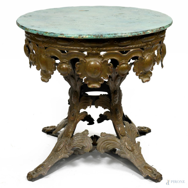 Tavolo circolare in ferro battuto, XX secolo, cm 75,5x78,5, (segni di usura, scalfiture, consunzione, difetti)