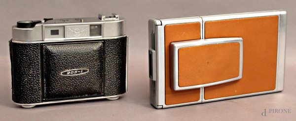 Lotto composto da due macchine fotografiche vintage, di cui una polaroid.