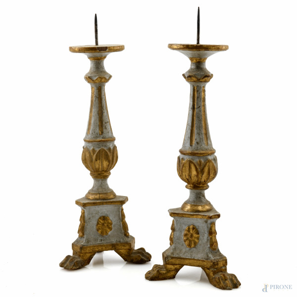 Coppia di candelieri in legno laccato e dorato, XX secolo, altezza cm 35, (segni di usura, perdite di colore, scalfiture, difetti)