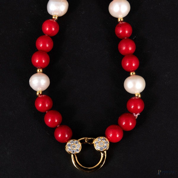 Parure con perle, argento e corallo, lunghezza collana cm 56; lunghezza bracciale cm 21,5