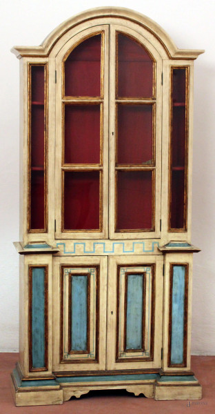 Antica vetrina in legno laccato a quattro sportelli di cui due a vetri, finiture dorate, manifattura veneziana, h. 191x93x34 cm 