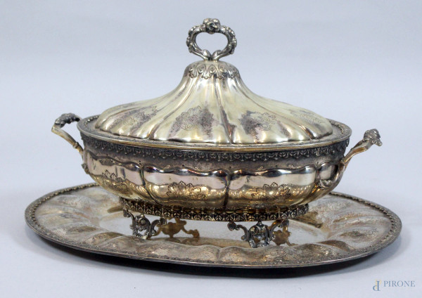 Zuppiera con vassoio in argento sbalzato cesellato e inciso, interno a Vermeil, altezza 22x36x21 cm, gr. 2730.
