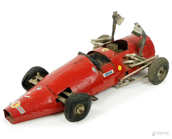 Ferrari 500 F2, modellino in latta dipinta, cm 21x55x30, (difetti).