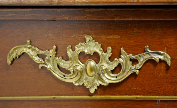 Credenza a doppio corpo in noce, XX secolo, cm 225x149,5x47,5.