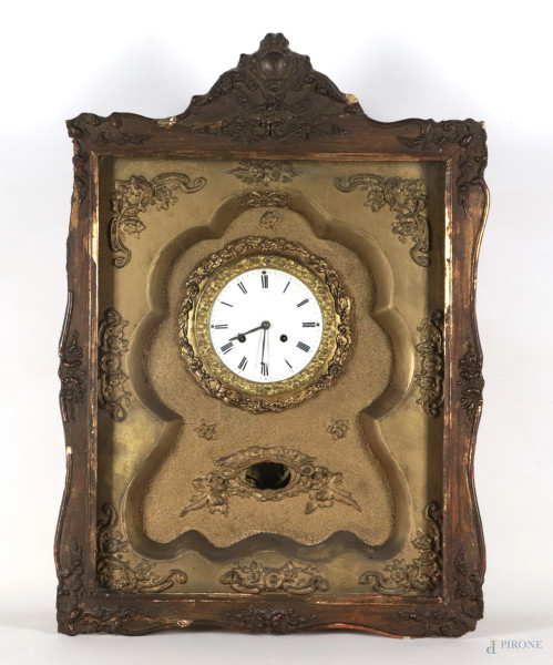 Orologio da parete Biedermeier con cassa in legno dorato e intagliato in pastiglia e quadrante in smalto bianco con numeri romani. Austria, XIX secolo, cm 41x14x57, (segni di usura, da revisionare)