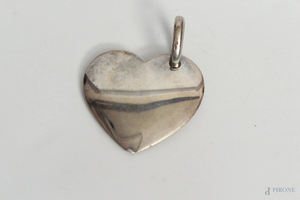 Ciondolo a forma di cuore in argento, marcato Pomellato.