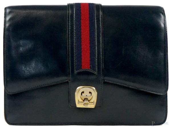 Gucci, clutch vintage in pelle color blu, dettaglio centrale a banda color blu e rosso, chiusura in metallo dorato a forma di logo, cm h 19,5x26,5x4, (segni di utilizzo)