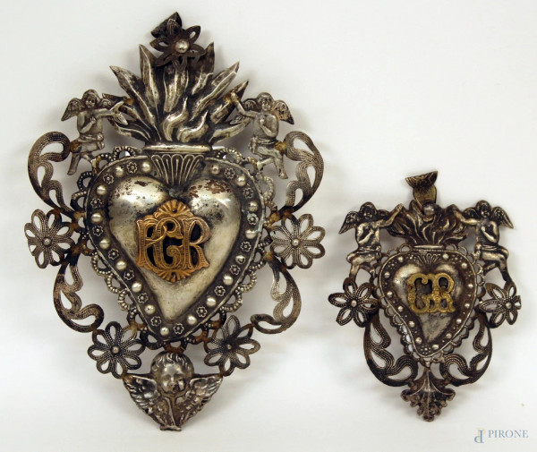 Lotto composto da due ex voto in argento e metallo cesellato, XIX sec., cm 15 x 9.