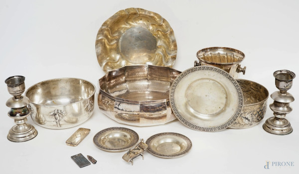 Lotto di vari oggetti in argento, manifatture diverse, XX secolo, peso lordo gr. 2416 circa, (difetti)
