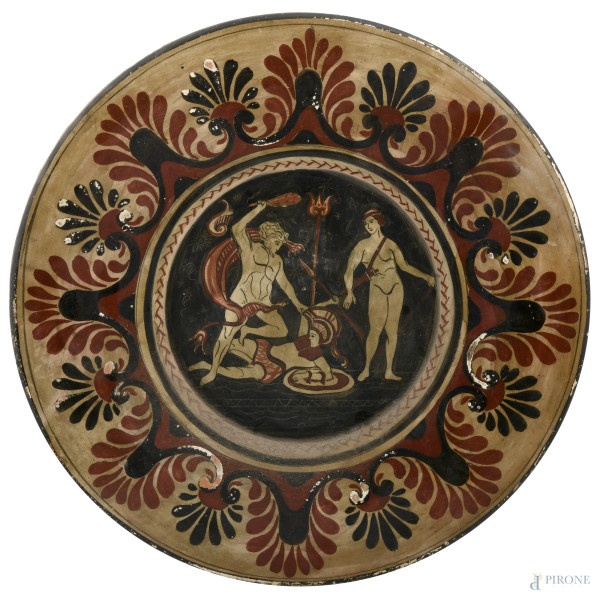 Piatto decorativo in terracotta, dipinto in stile greco antico, XX secolo, diametro cm 51, (segni di usura del tempo, sparute lacune dello strato pittorico)