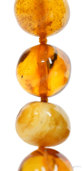 Collana in sfere d'ambra ed altri materiali, lunghezza cm 82.