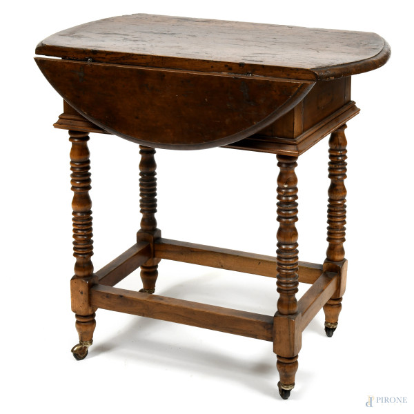 Tavolo a bandelle con gambe tornite raccordate e un cassetto laterale, XIX-XX secolo, cm 80x49x80; aperto cm 80x80, (segni di usura, scalfiture, difetti)