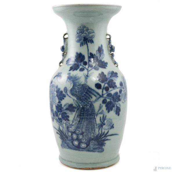 Vaso in porcellana decorata con volatile tra fiori, Cina XIX-XX secolo, altezza cm 43, (segni di usura, difetti)