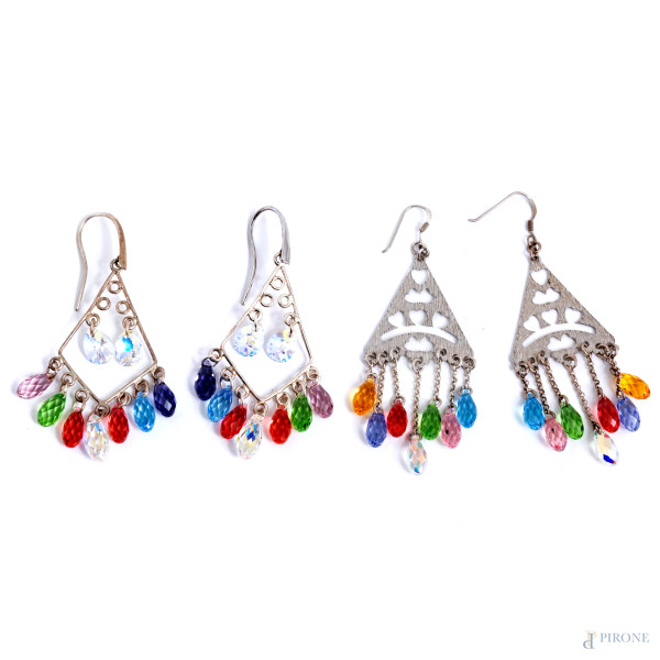 Lotto di due coppie di orecchini in metallo argentato ed elementi in resina, lunghezza massima cm 9