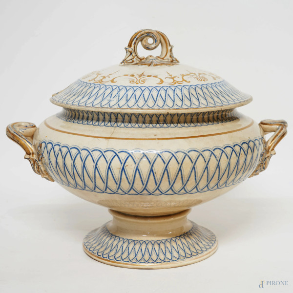 Zuppiera con coperchio in maiolica beige, decori blu e finiture dorate, cm h 27x35, XX secolo, (difetti e restauri)