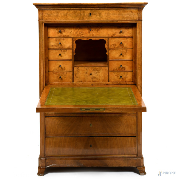 Secretaire con quattro cassetti al fronte con anta a ribalta celante 10 cassettini, un vano e un piano scrittoio rivestito in cuoio verde. XIX secolo, cm 147x96,5x47, (segni di usura, scalfiture, difetti)