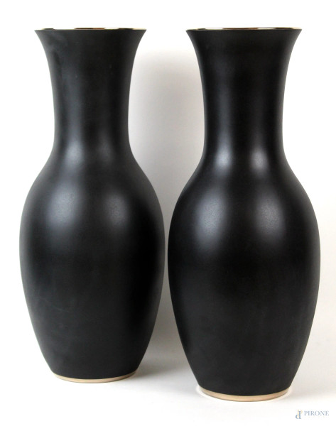 Coppia di vasi Richard Ginori, in porcellana opaca nera, interno bianco lucido, profili argentati, cm h 45,  XX secolo