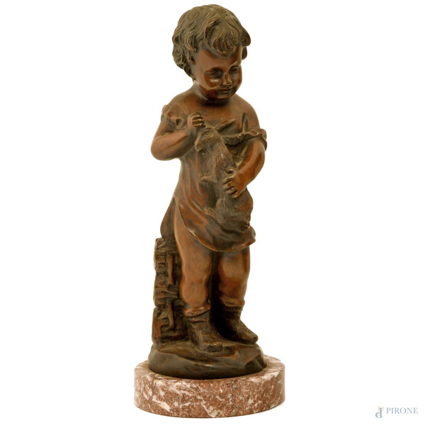 Scultura in bronzo raffigurante una bambina con un coniglio, firmata Arnua, base circolare in marmo, altezza cm 36