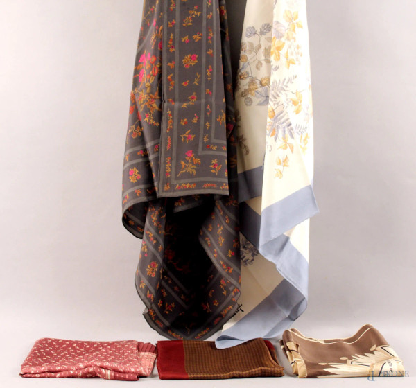 Lotto composto da cinque foulard (uno reca difetti).