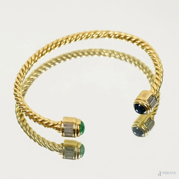 Bracciale torchon rigido in oro 18 kt, con diamanti taglio baguette, smeraldo e zaffiro taglio cabochon, cm 6,2, gr. 22,1