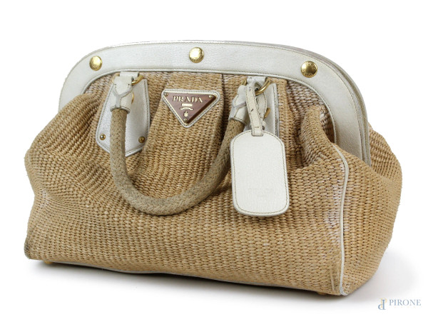 Prada, borsa in paglia con finiture in pelle, doppio manico e doppia tasca interna, cm  27x38x20, (segni del tempo).