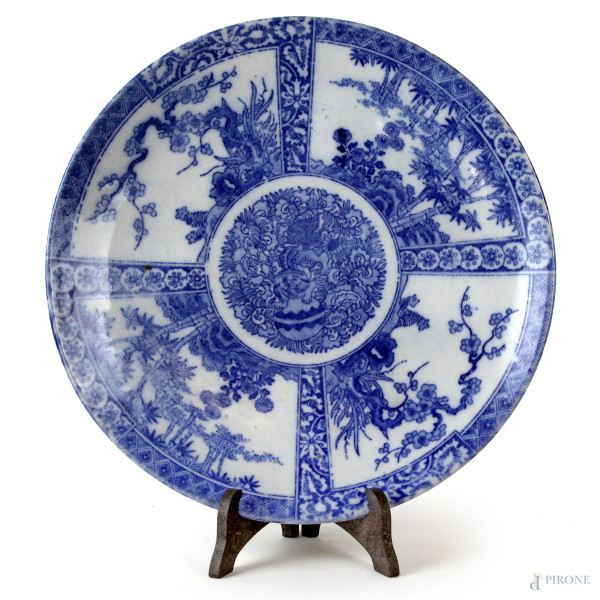 Piatto in ceramica bianca e blu, arte orientale, XX secolo, diam. cm 31