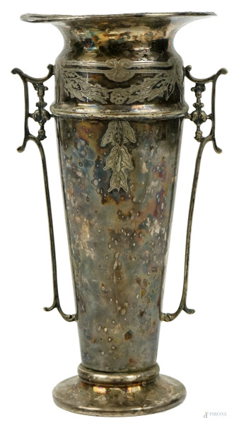 Vasetto biansato in metallo argentato, Inghilterra, XX secolo, corpo a balaustro con decori incisi a festoni, cm h 22, punzoni sotto la base, (difetti)