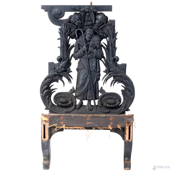 Elemento in legno dipinto ed intagliato a rilievo raffigurante San Giovanni con agnello e due putti, XX secolo, cm 82x45x11, (segni di usura, difetti, scalfiture, rotture)