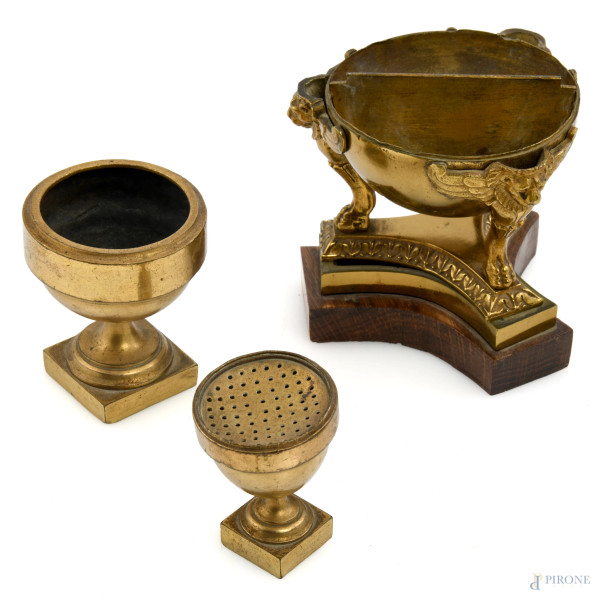Lotto di tre elementi da scrivania in bronzo, legno e ottone, XX secolo, altezza massima cm 8,5, (segni di usura, difetti)