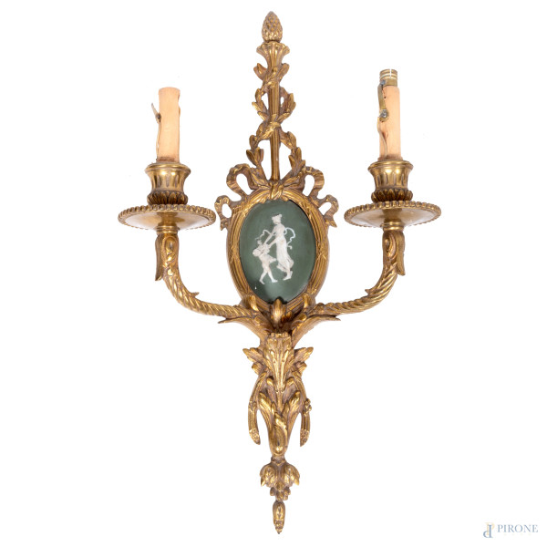 Lotto di quattro appliques a tre luci in bronzo dorato con elementi apicali a pigna e a nastro, X...